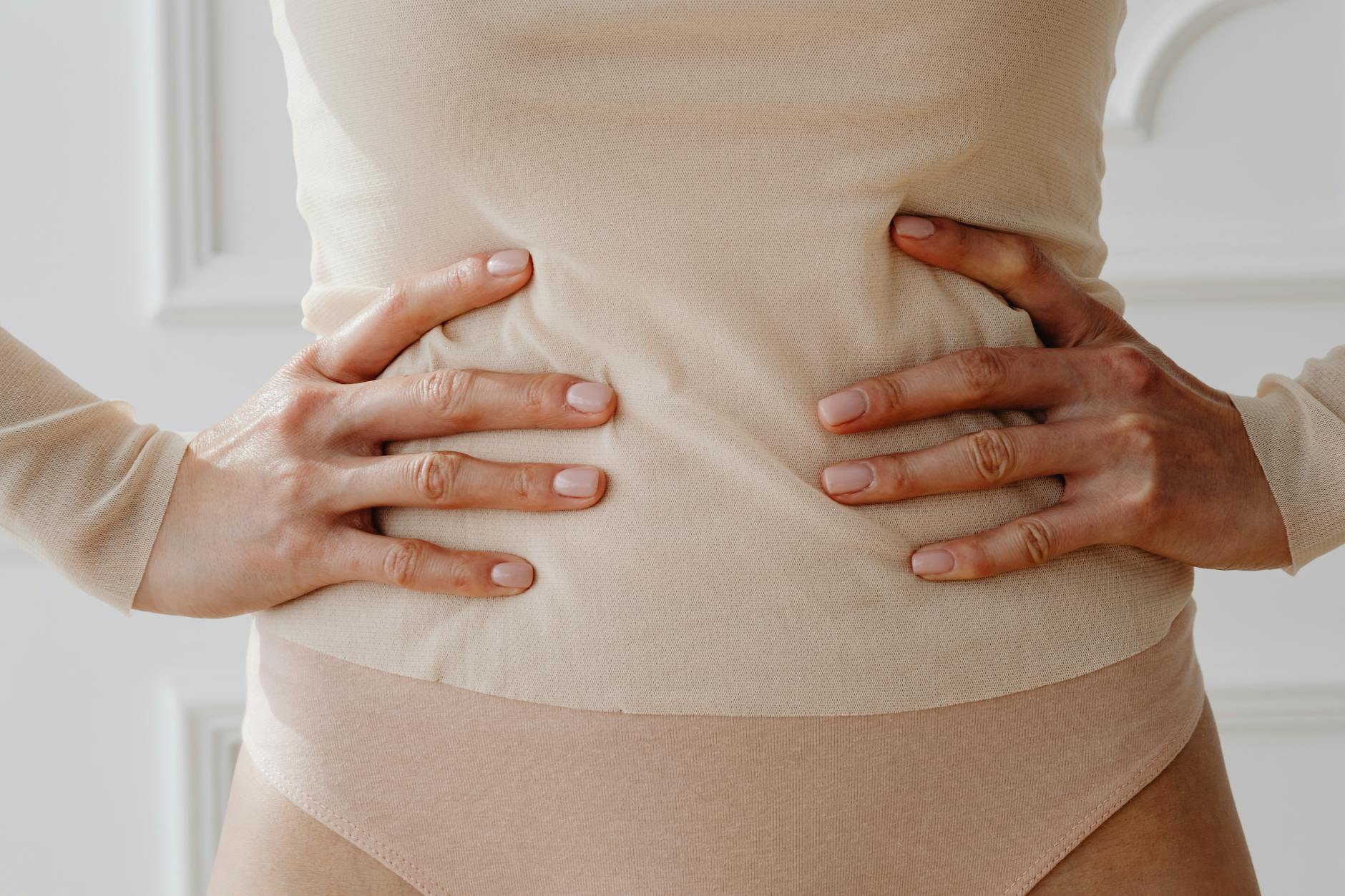 Gonfiore addominale: cause comuni, rimedi naturali e cibi da evitare