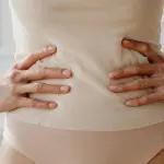 Gonfiore addominale: cause comuni, rimedi naturali e cibi da evitare